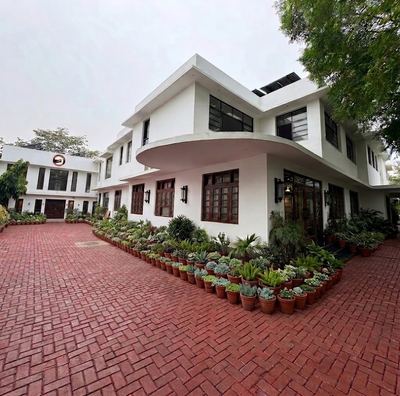 UHF & Co. office building and courtyard, Gulberg, Lahore